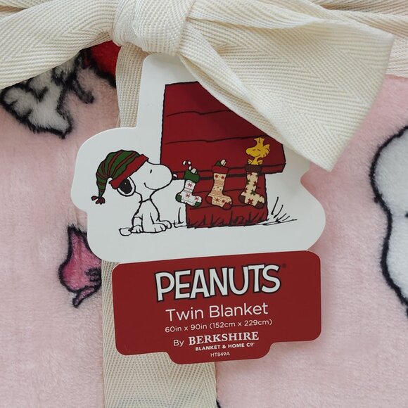 Peanuts Snoopy Twin Plush Throw Blanket Pink 60x90 By Berkshire Cozy & Soft - Picture 3 of 7